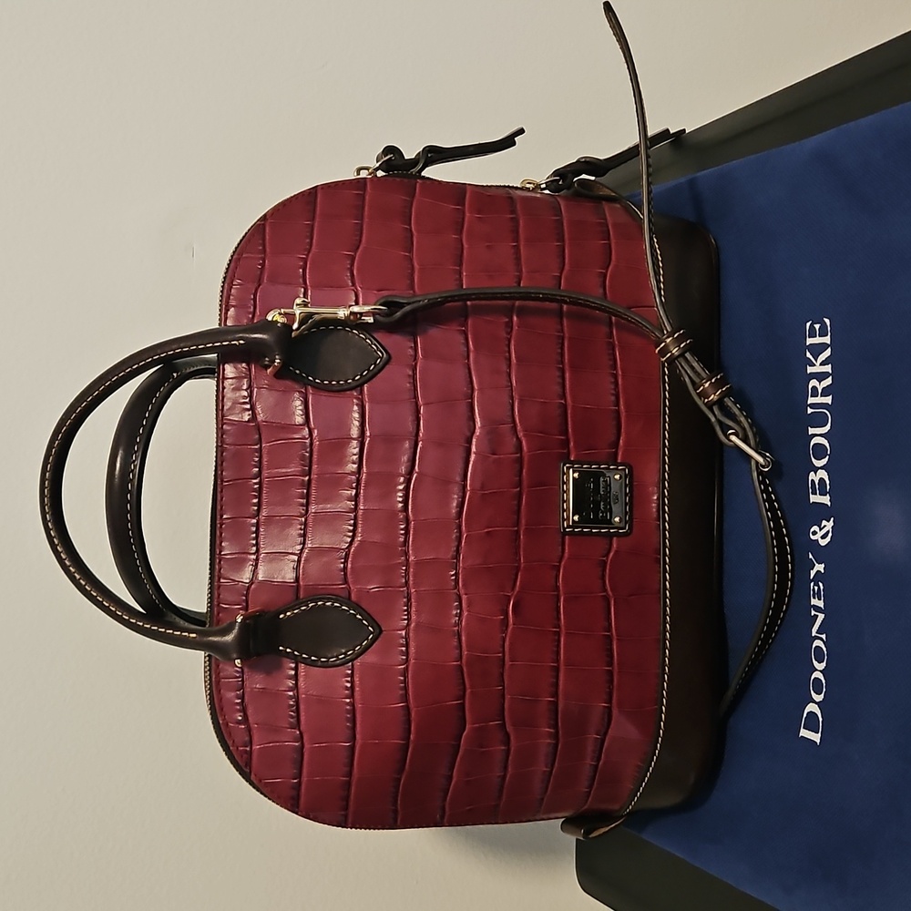 KA.... EUC Vintage Dooney & Bourke Purse w/Duster bag